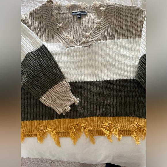 NEW DISTRESSED BLOCK SWEATER
⭐️LONG SLEEVE CROP STYLE ⭐️ - Picture 5 of 10